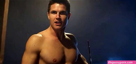 Malecelebritiesnaked Ff Dcf But They Marry Brunettes Robbie Amell