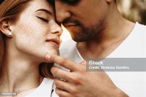 닫힌 눈과 밀접 하 게 키스 하는 아름 다운 백인 커플의 초상화를 닫 남자는 그녀의 여자 친구 얼굴 주 근 깨 밖으로 접촉 하는