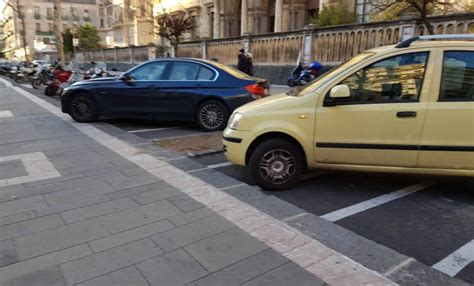 Sulle Strisce Pedonali E Sui Marciapiedi Parcheggio Selvaggio