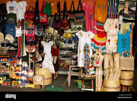 Las Artesanías Salvadoreñas Para La Venta En El Mercado Ex Cuartel En El Centro De La Ciudad De