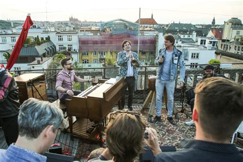 Nebo z jazzového projektu illustratosphere. Karlovy Vary na Střeše Lucerny! Potkali se Dyk, Smetana ...