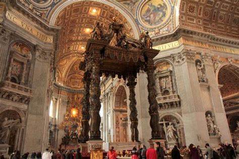 La statua di san longino del bernini è una parte del complesso lavoro del baldacchino presente nella basilica di san pietro: Baldacchino di San Pietro(4) - Picture of Baldacchino di ...