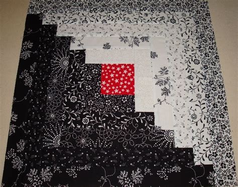 Neat Idea For Black And White Quilt Log Cabin Quilt Pattern Log Cabin