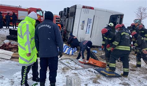Konyada tur otobüsü kazası 5 ölü 42 yaralı Kent Ekranı