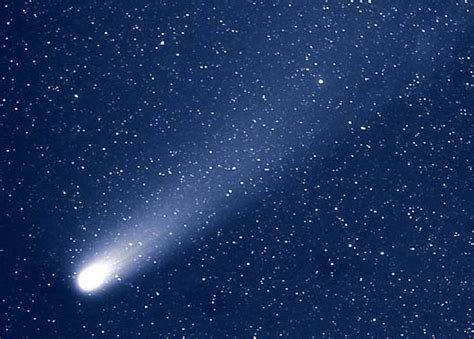 El cometa halley o 1p/halley, es un c ometa de gran tamaño y de mucho brillo que orbita alrededor del sol cada 76 años. Poemas y Pinturas: Hubo una vez un cometa