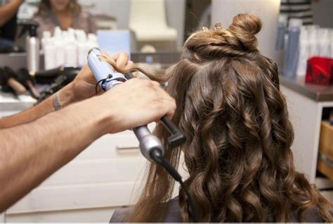 How To Curl Your Hair Like a Professional - (A Step By Step Guide)