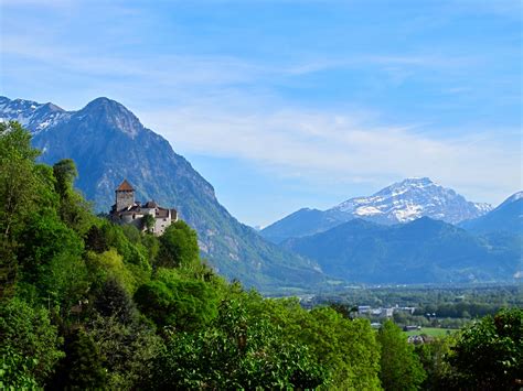 Der viertkleinste staat europas liegt im zentrum des europäischen alpenbogens, zwischen der schweiz. 10 Great Dining Spots In Liechtenstein
