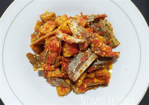 Perpaduan rasa asin ikan dan pedasnya cabe membuat aroma rasa sambel ini sangat nikmat. Resep Sambal ikan asin layur tempe oleh MomofAkyuna - Cookpad