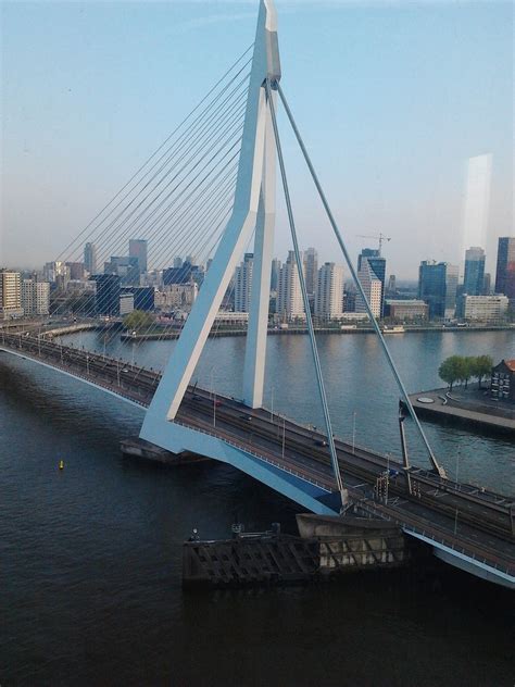 The erasmus bridge is the product of an integrated design approach. erasmus-bridge-199929_1920 (1) - Autorijschool Rood