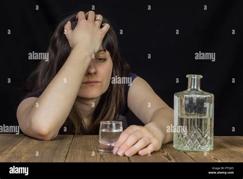 Betrunkenes Mädchen liegt auf dem Tisch Hand zeigt Stop schwarzer Hintergrund auf dem Tisch