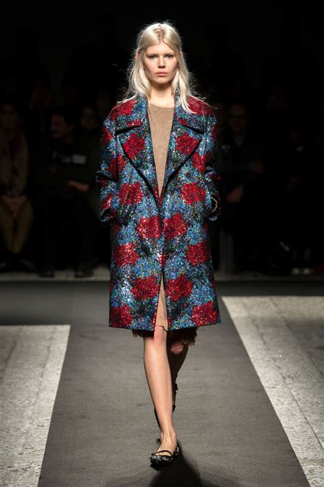 Tessuti pregiati,realizzati con filati naturali di alta qualità, biancheria, accessori e abbigliamento made in italy. N°21 FALL WINTER 2014-15 WOMEN'S COLLECTION | The Skinny Beep