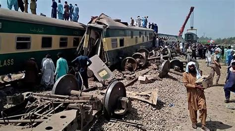 Pakistan पाकिस्तान में बड़ा रेल हादसा पटरी से उतरी ट्रेन अब तक 15 की