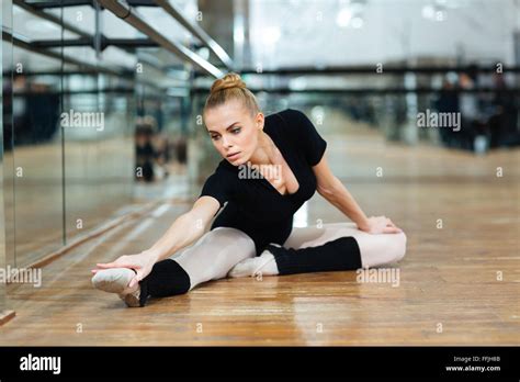 Ballettunterricht Spagat Fotos Und Bildmaterial In Hoher Auflösung Alamy