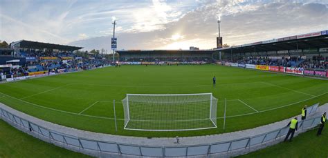 2 yorum, makale ve resme bakın. Stadion Holstein Kiel - sportal.de