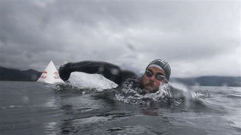 رجل يسبح حول بريطانيا لأول مرة مخاطر عدة واجهها توووفه صحيفة رياضية إلكترونية