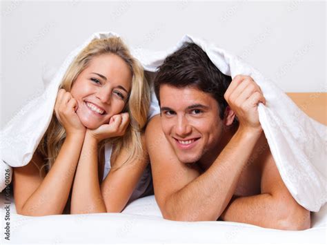Paar Hat Spass Im Bett Lachen Freude Und Erotik Foto De Stock Adobe Stock