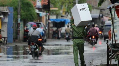 Petugas Tps Desa Jetis Jogyakarta Jemput Bola Warga Yang Tengah Isolasi