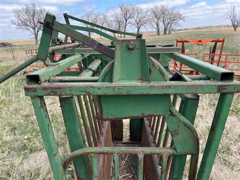 Powder River Squeeze Chute Bigiron Auctions