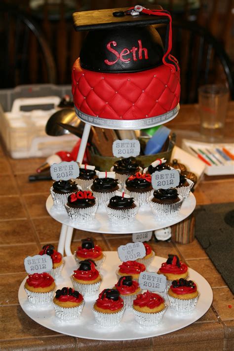 Grad Cake Cupcakes With Hats Year And Diplomas Grad Cake Cake