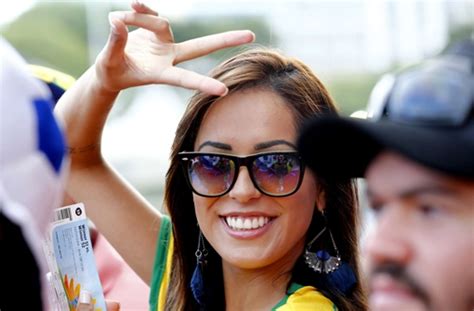 fotostrecke fußball wm 2014 in brasilien so sexy feiern die fans ihre teams sport