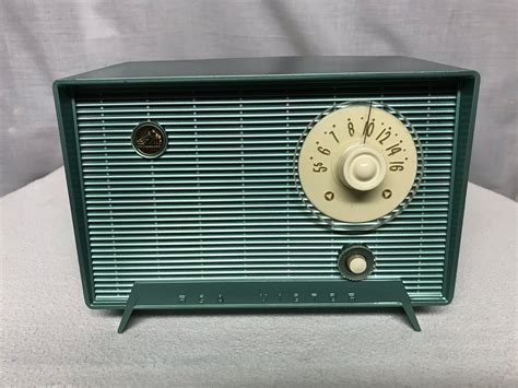 Vintage 1950 Rca Victor Nipper Jet Age Retro Tube Radio With Iphone