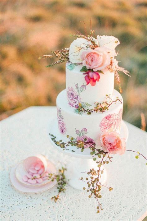 The 25 Prettiest Floral Wedding Cakes Youve Ever Seen 2371100 Weddbook