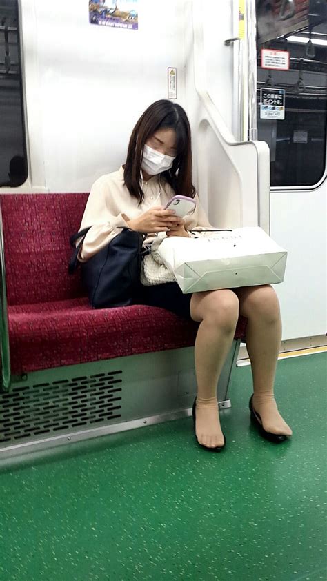 電車内で靴を脱ぐ女。セーフか？ 社畜速報