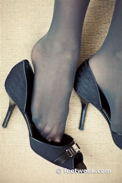 pin by とも on ストッキング stockings heels pantyhose feet heels