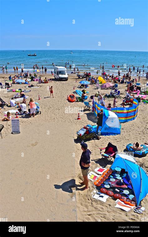 Busy Sunny Beach Scene High Resolution Stock Photography And Images Alamy