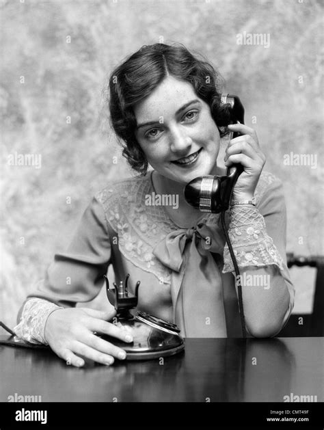 1920er Jahre Portrait HÜbsche Frau LÄchelnd Sprechen Auf Ausgefallene Telefon Tragen