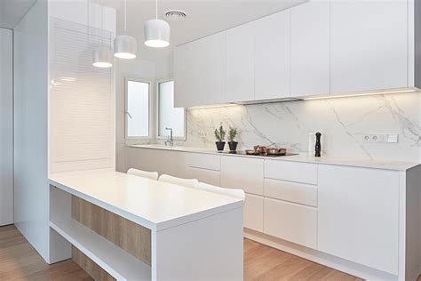 El blanco es un color perfecto para aportar amplitud, luminosidad y sensación de limpieza en la cocina. Cocina Blanca Lacada Barcelona | OMO Barcelona