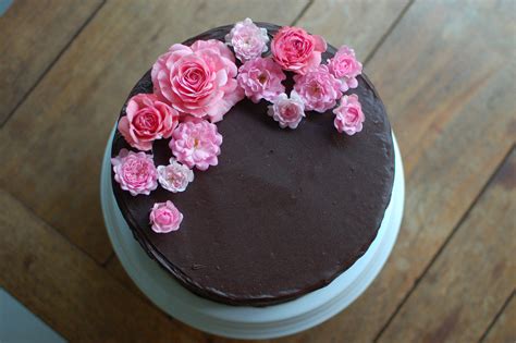 Chocolate Cake With Pink Roses