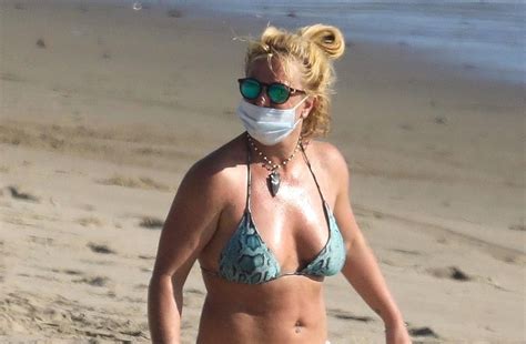 Britney Spears Foi Fotografada Na Praia Em Biqu Ni Depois De Ganhar Uma Vit Ria Legal Contra Seu
