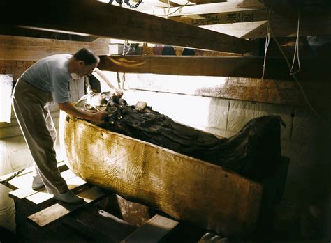 Stunning Colorized Photographs Of The Discovery Of The Tutankhamuns