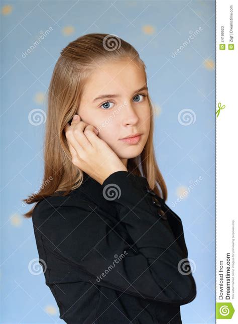 muchacha adolescente de ojos azules que habla encendido foto de archivo imagen de belleza