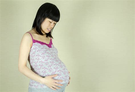 무료 이미지 소녀 여자 아시아 사람 애정 무늬 모델 어린 중국말 의류 담홍색 엄마 임신 인간의 몸 직물 드레스 행복 목 충만한 배 복부