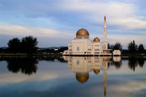 La distanza tra la moschea e la mecca è 8673,44 km nord ovest. Masjid As Salam Puchong Perdana, Malaysia | Evening view ...