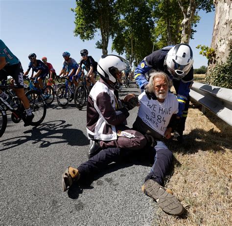 Tour De France Demonstrators Cause A Fall In The Heat Stage Archysport