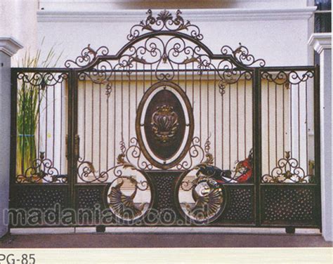 Ketika membangun sebuah rumah, pagar tentunya menjadi salah satu elemen yang tidak kalah penting. Pintu Pagar Rumah Besi Tempa Model Klasik Yogyakarta ...