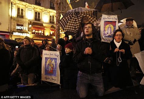 hundreds of thousands take to streets of paris in protest at hollande s plans to allow gay
