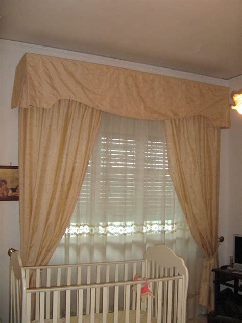 Vendita e installazione tendaggi da interno ed esterno. Tenda da interno con mantovana • Arredo Tendaggi