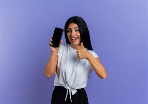 Mulher Caucasiana Jovem E Alegre Segurando O Telefone E Levantando O