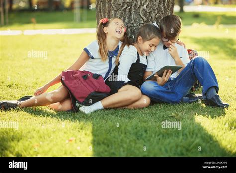 Tres Amigos De La Escuela De Adolescentes Sonrientes Sentados En El