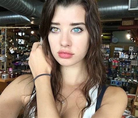 Sarah Mcdaniel Sarahs Right Eye Is Yellow Brown While The Left One Is A Lovely Bonnie Blue