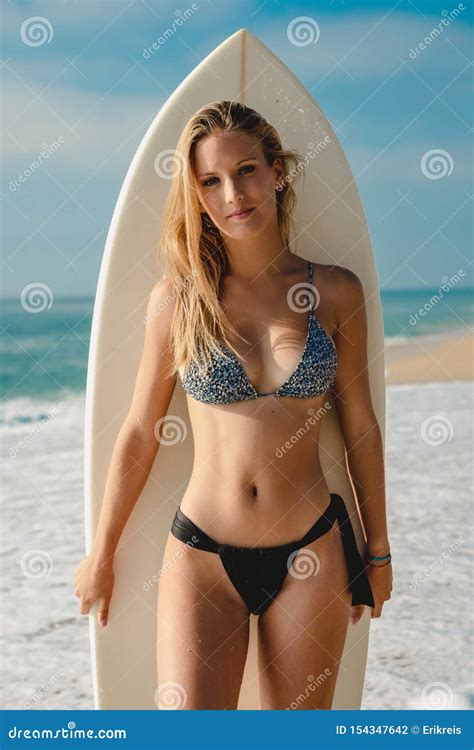 Reizvolles Surfer M Dchen Stockfoto Bild Von Bikini