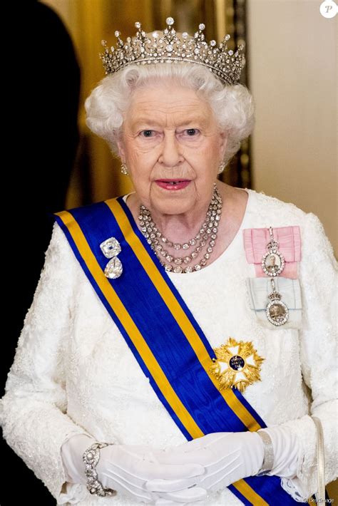 La captivité de la reine à chinon. La reine Elisabeth II d'Angleterre - Les souverains ...