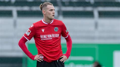 Hannoverscher sportverein von 1896, commonly referred to as hannover 96, hannover, hsv or simply 96, is a german professional football club based in the city of hanover, lower saxony. "Ich hau dir auf die Fresse" - Bei Hannover 96 liegen die ...