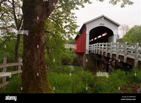 Currin Covered Bridge Oregon Usa Stock Photo Alamy