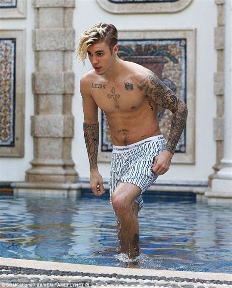 Justin Bieber Shows Off His Toned Torso While Taking A Dip In The Pool Justin Bieber Pictures