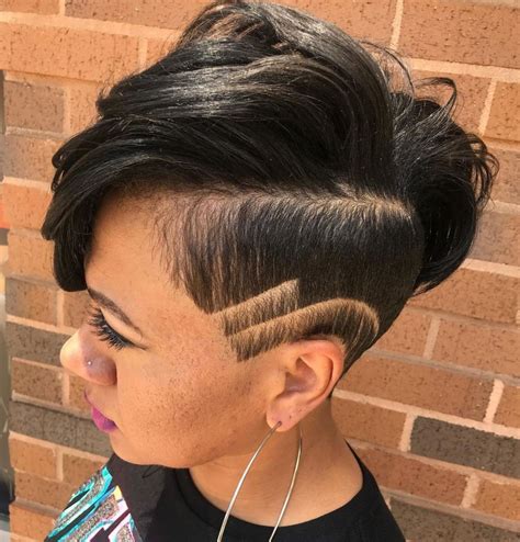 Https://tommynaija.com/hairstyle/african American Woman Shaved Sides Hairstyle